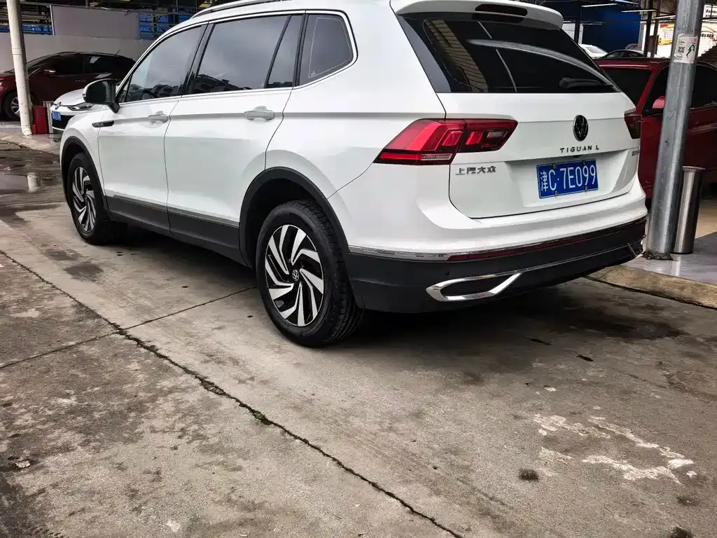 Volkswagen Tiguan L — фото 7
