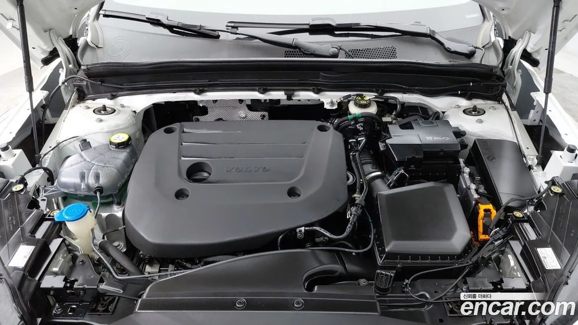 Volvo XC40 — фото 10