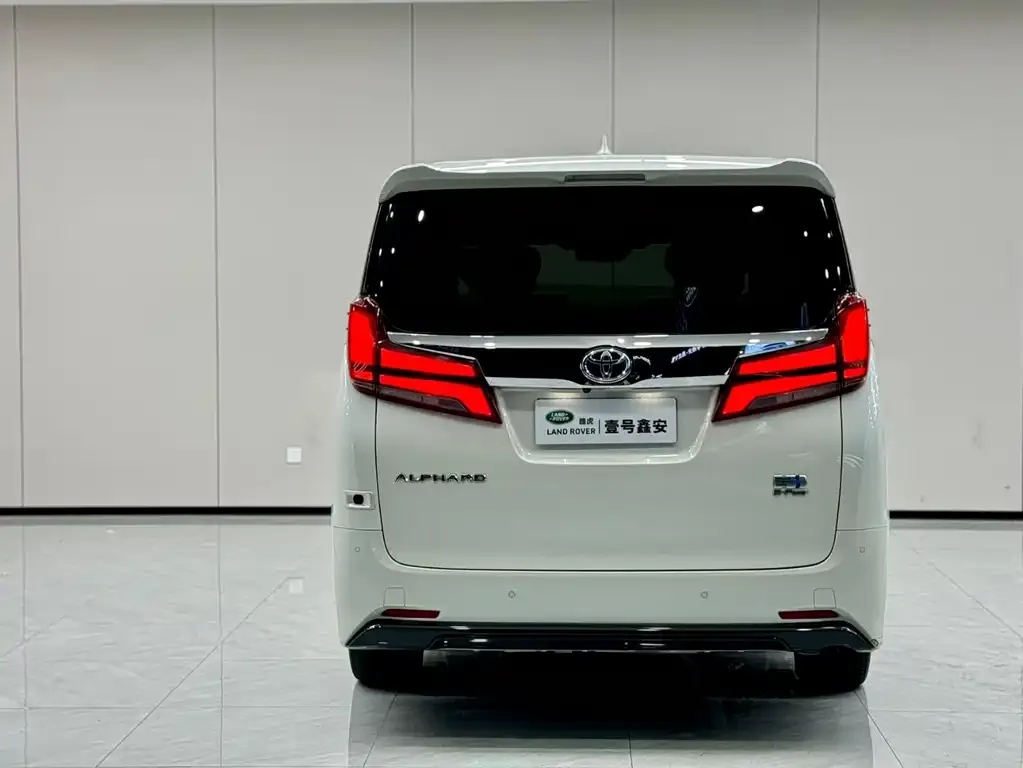 Toyota Alphard — фото 2