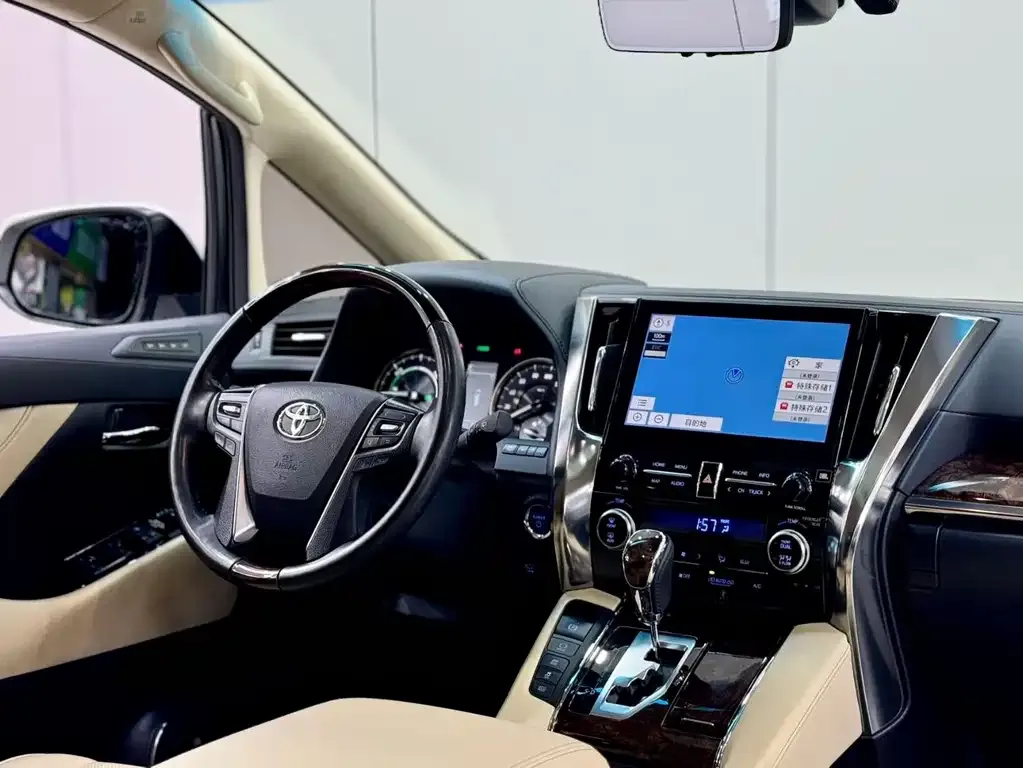 Toyota Alphard — фото 9
