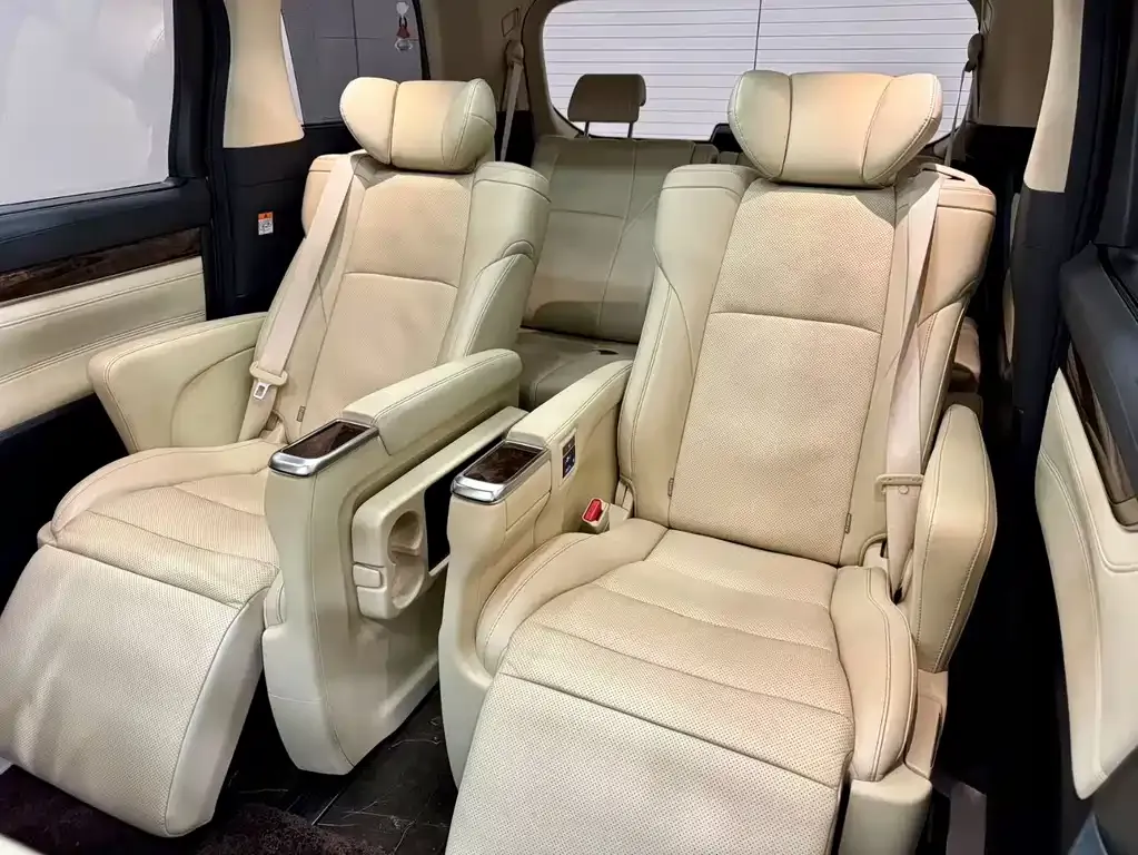 Toyota Alphard — фото 7