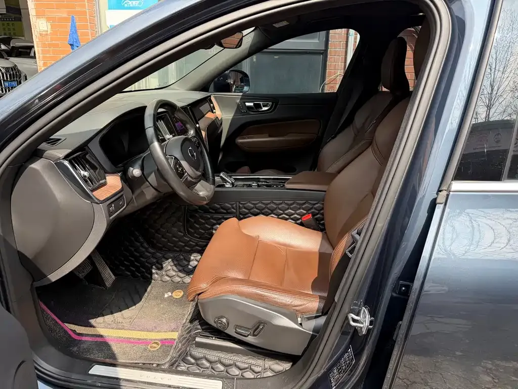 Volvo XC60 2022 из CN, фото 4