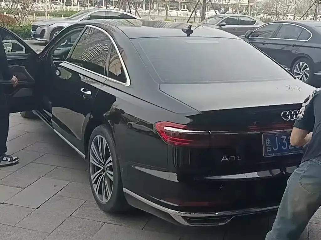 Audi A8 — фото 8