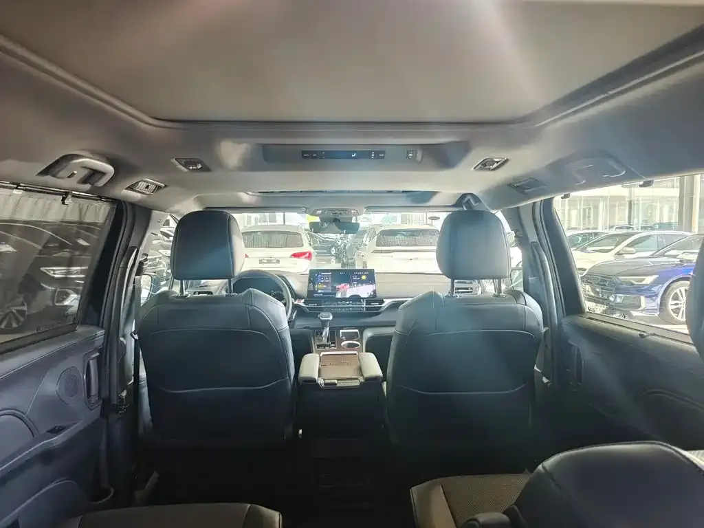 Toyota Granvia — фото 5
