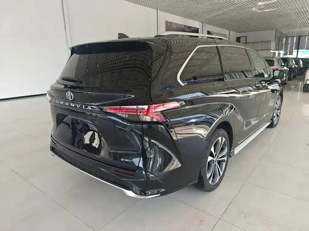 Toyota Granvia — фото 2