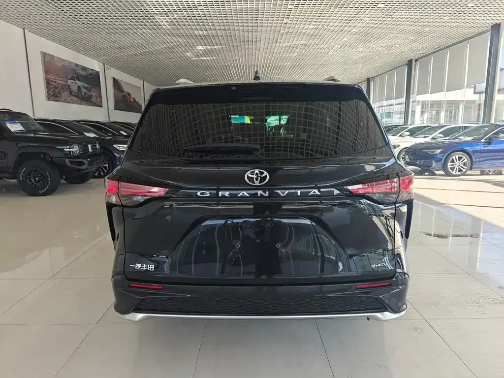 Toyota Granvia — фото 4
