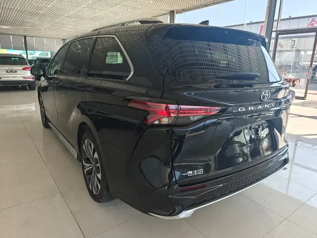 Toyota Granvia — фото 6