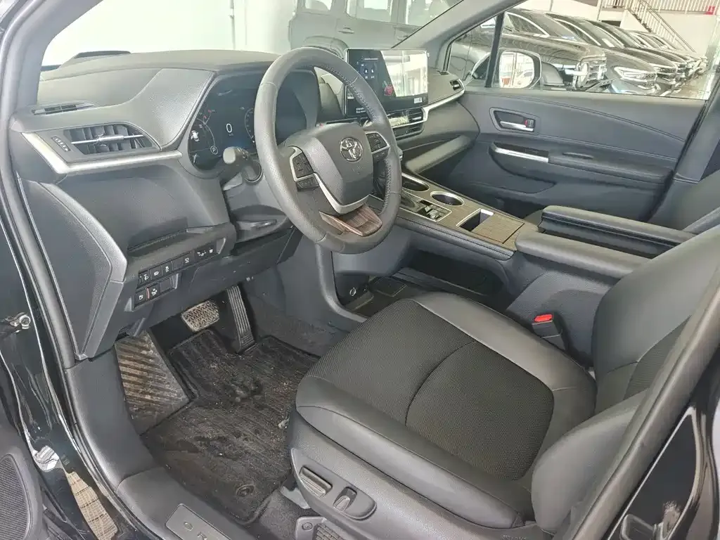 Toyota Granvia — фото 7