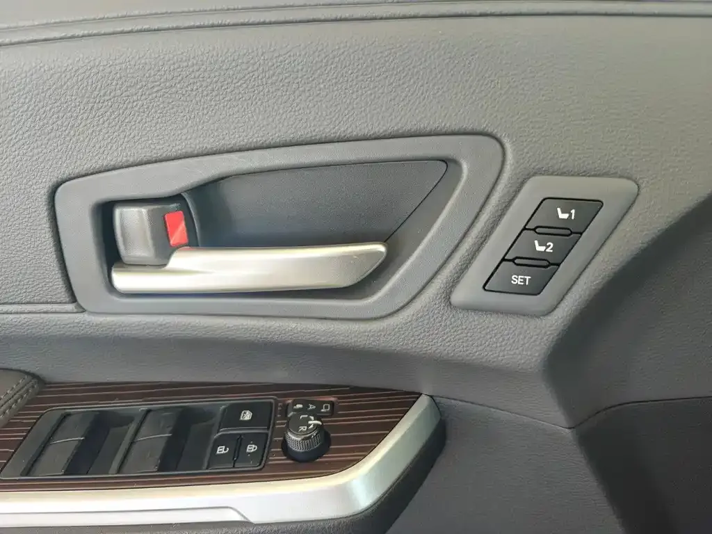 Toyota Granvia — фото 8