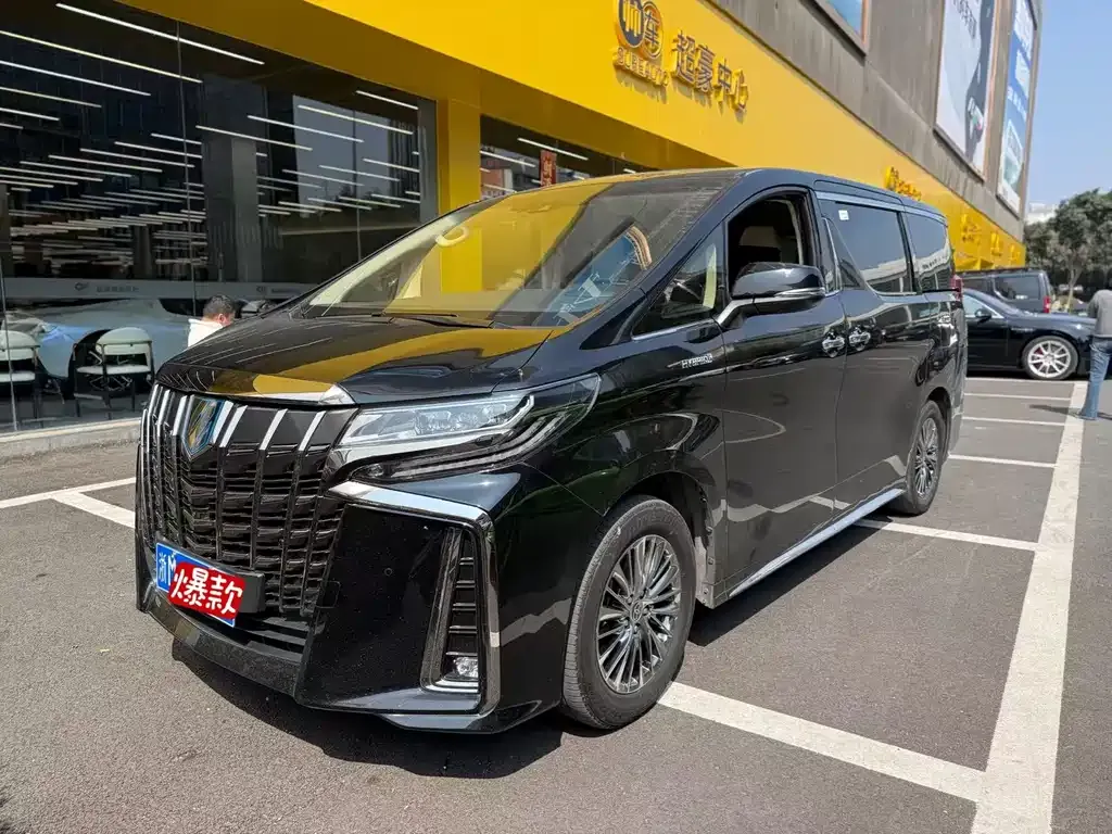 Toyota Alphard — фото 1