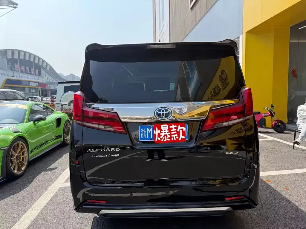 Toyota Alphard — фото 5