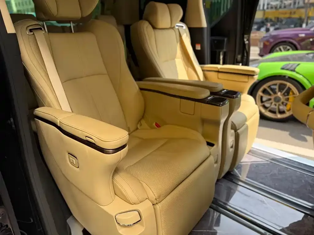 Toyota Alphard — фото 2