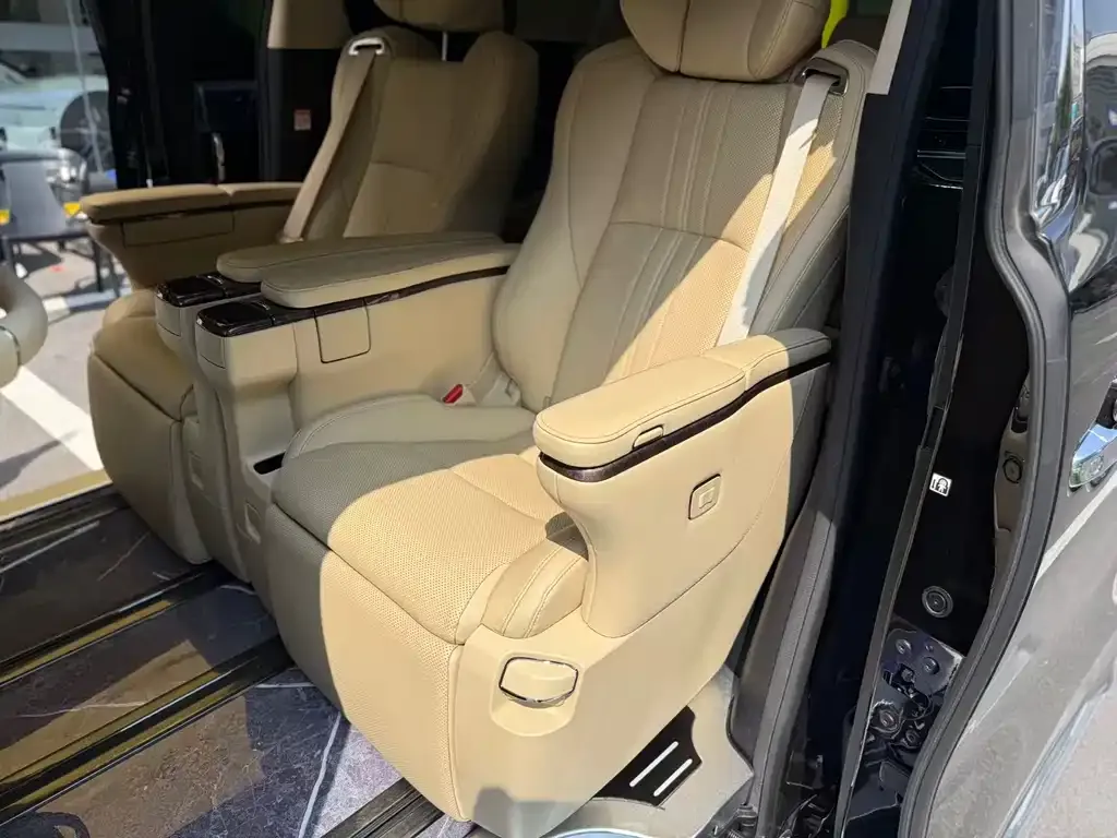 Toyota Alphard — фото 3