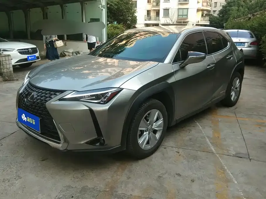 Lexus UX — фото 1