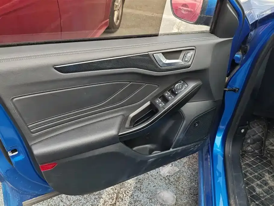 Ford Focus 2022 из CN, фото 6