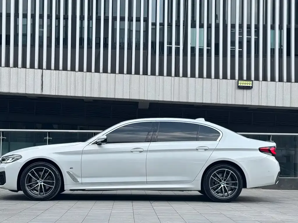 BMW 5 Series — фото 5