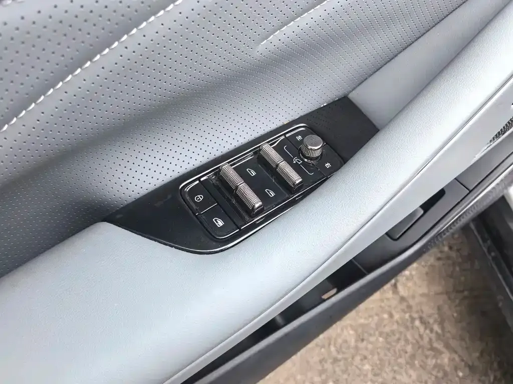 Geely Galaxy E8 — фото 9