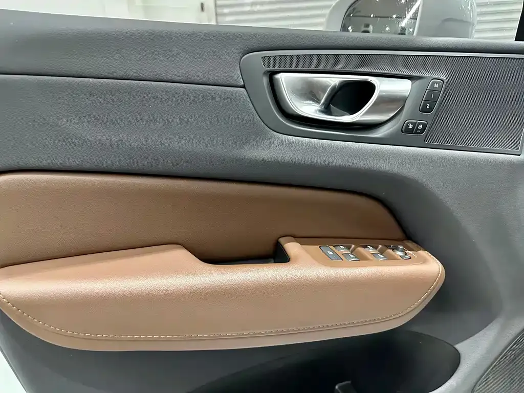 Volvo XC60 — фото 10