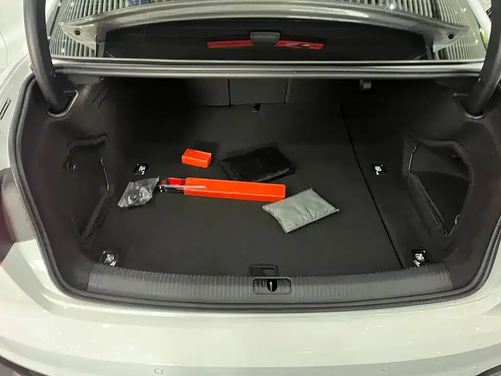 Audi A4L 2023 из CN, фото 7