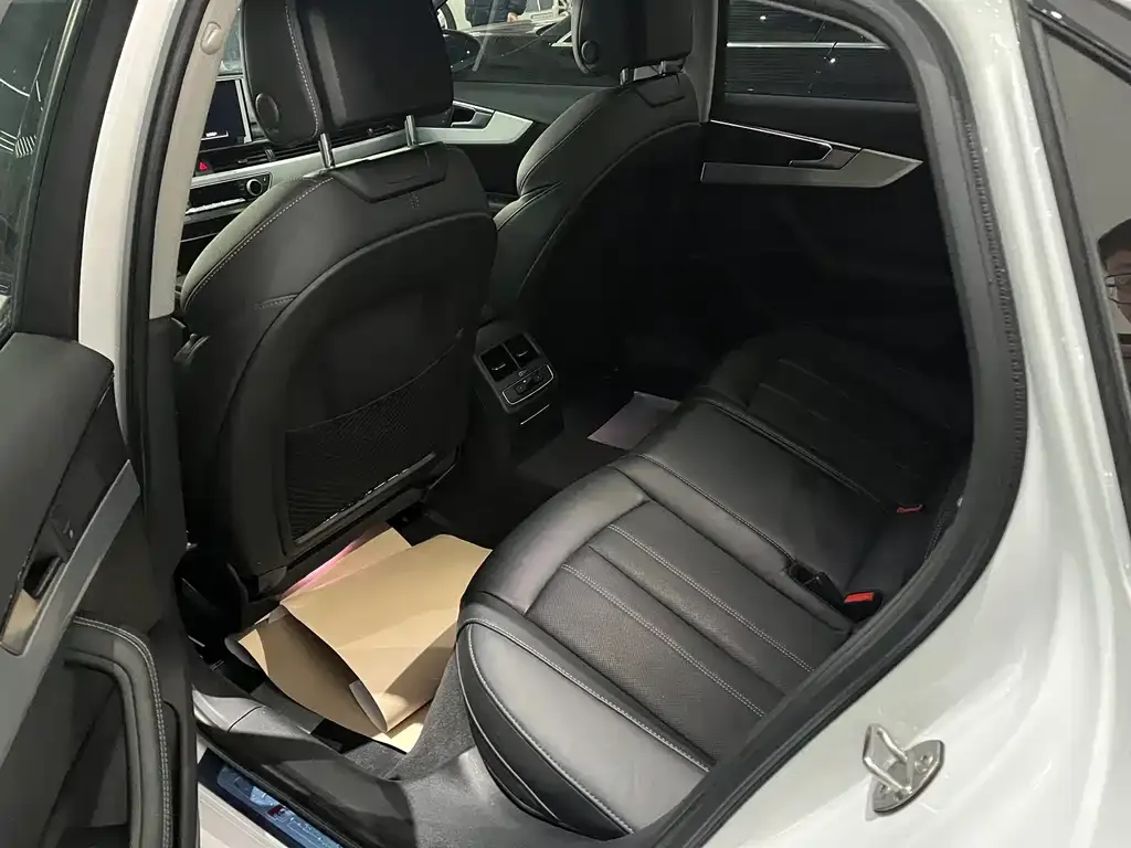 Audi A4L 2023 из CN, фото 10