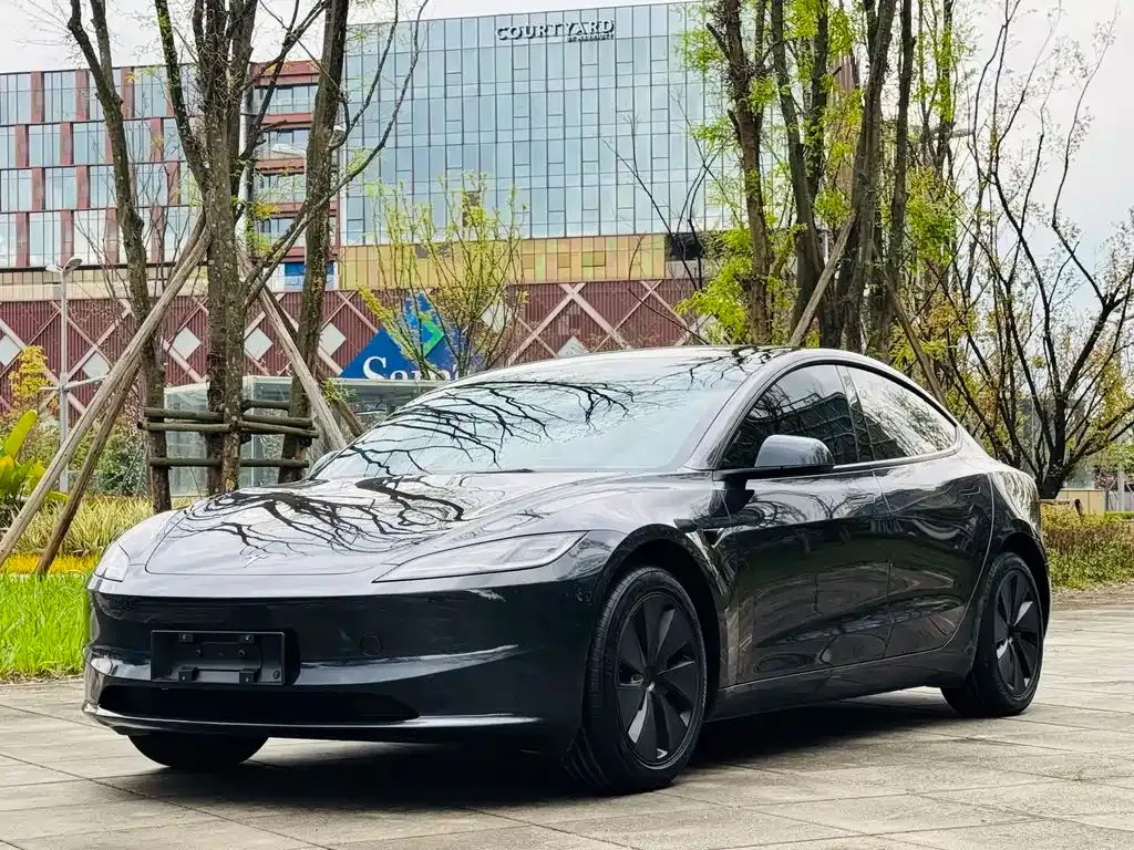 Tesla Model 3 — фото 1