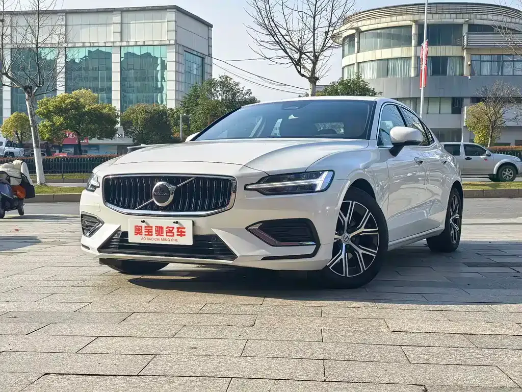 Volvo S60 — фото 1