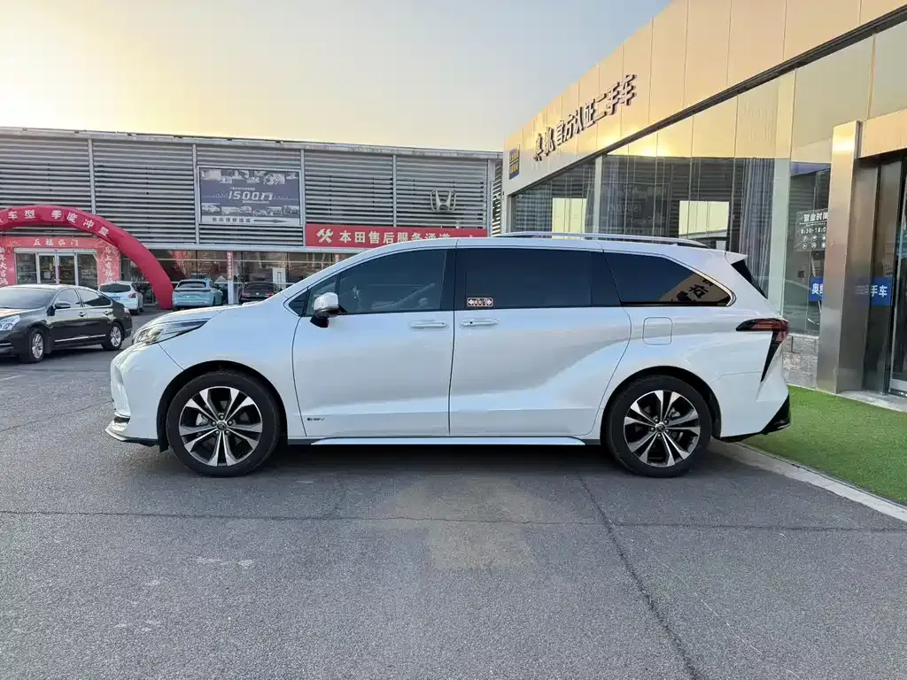 Toyota Granvia 2024 из CN, фото 7