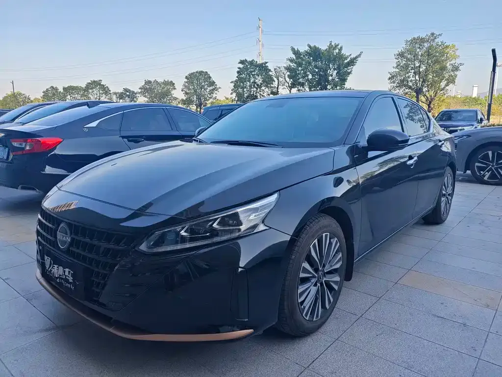 Nissan Teana — фото 1