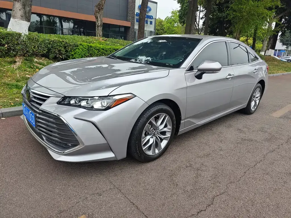 Toyota Avalon — фото 1