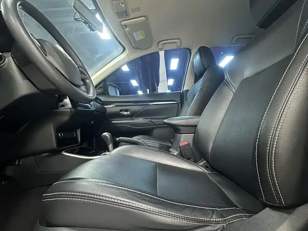 Mitsubishi Outlander — фото 10