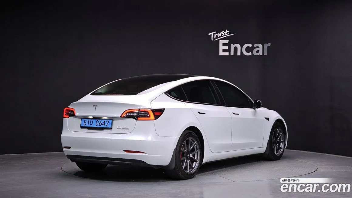 Tesla Model 3 — фото 9