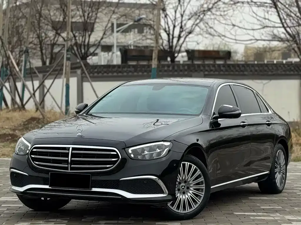 Mercedes-Benz E-Class — фото 1