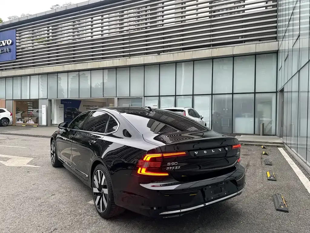 Volvo S90 PHEV 2024 из CN, фото 9