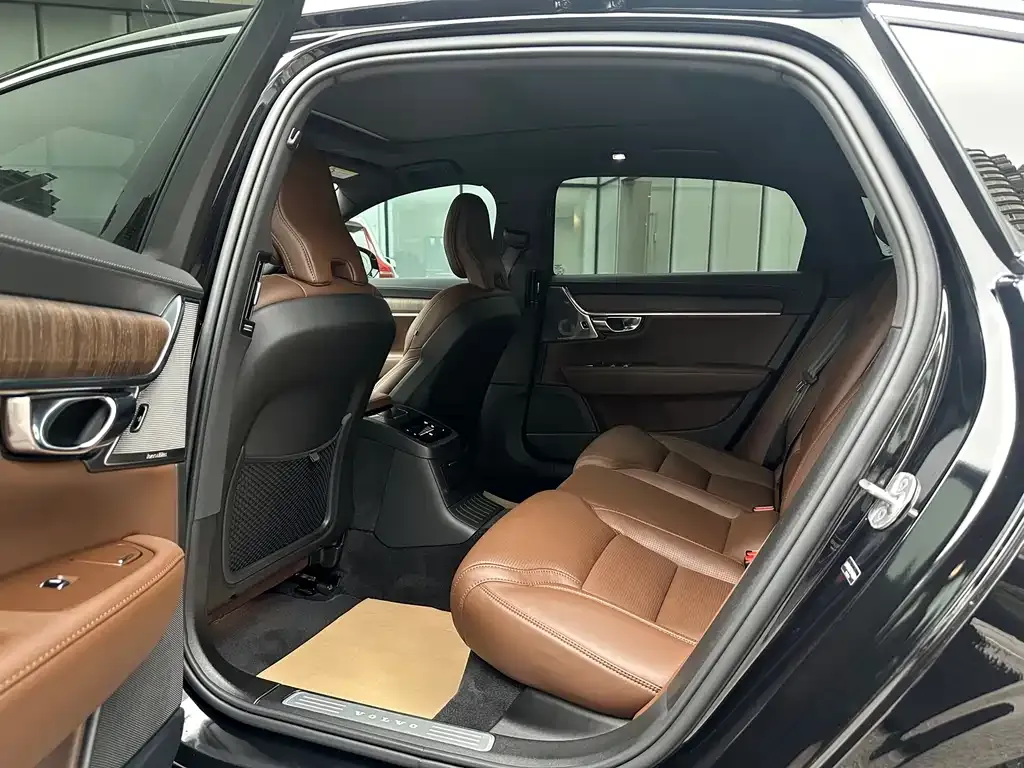 Volvo S90 PHEV 2024 из CN, фото 4