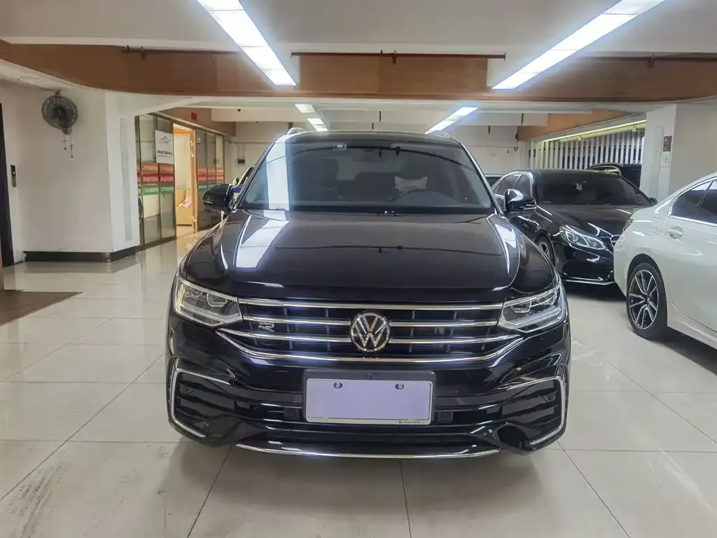 Volkswagen Tiguan L — фото 1