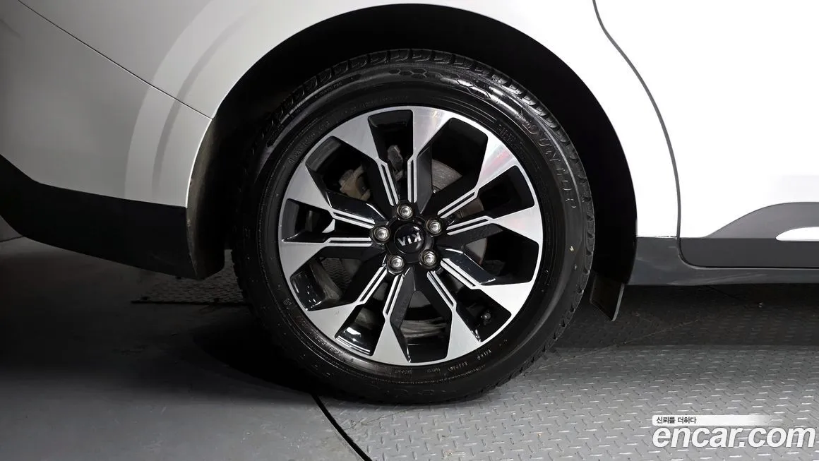 Kia Carnival — фото 10