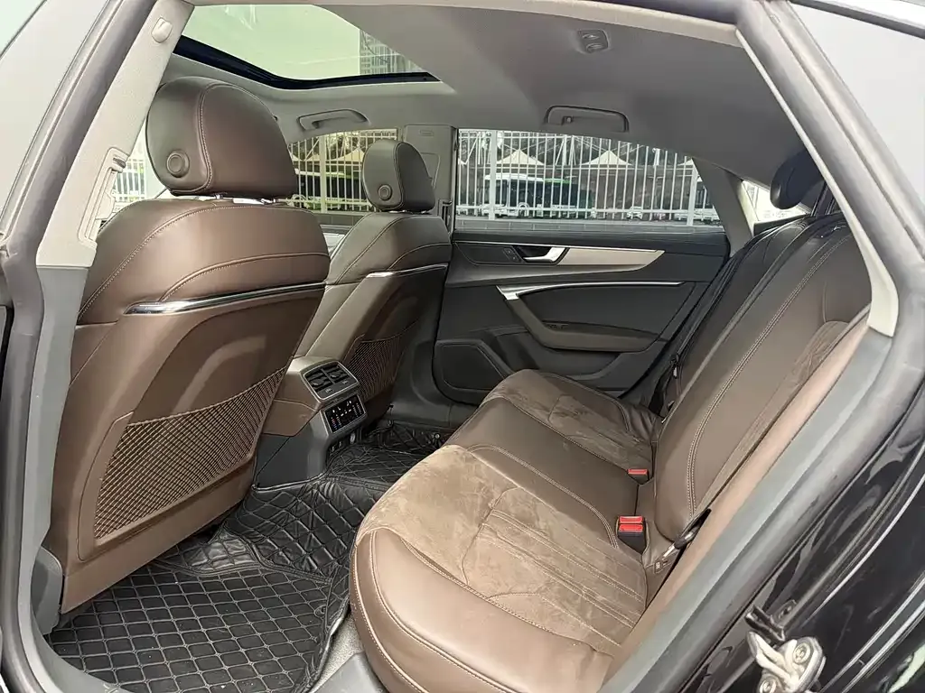 Audi A7L 2023 из CN, фото 8