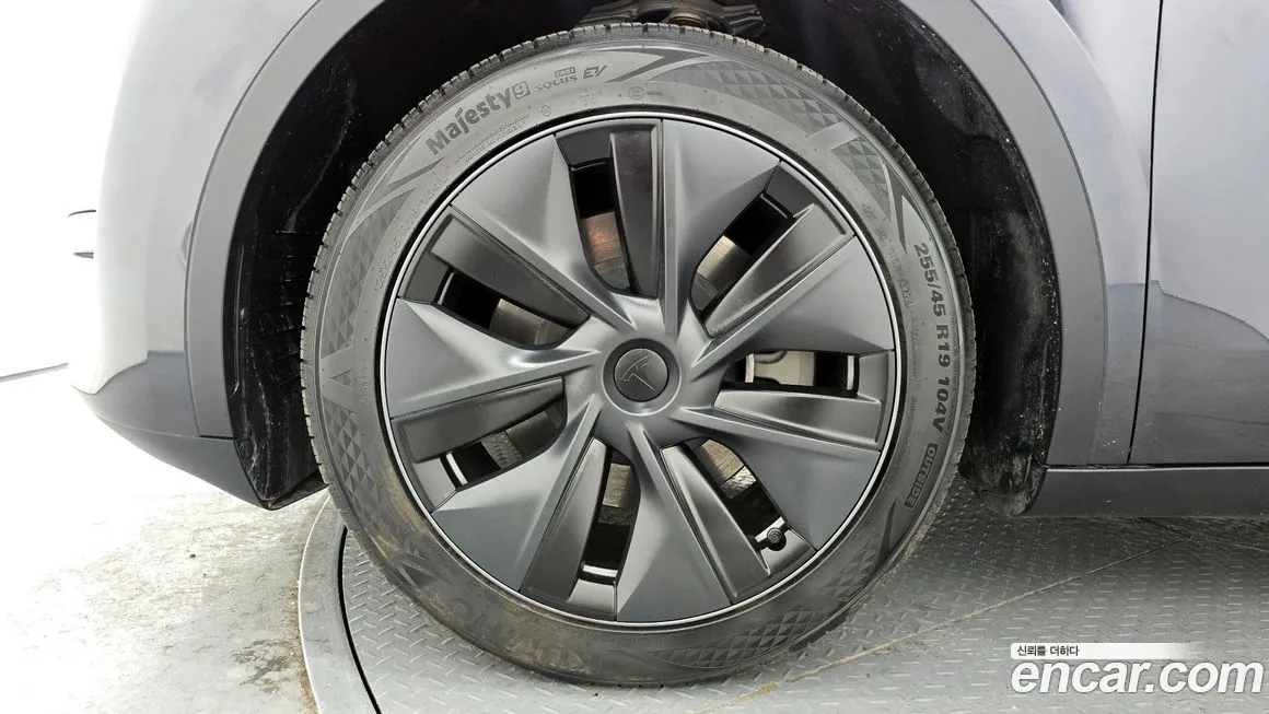 Tesla Model Y — фото 6