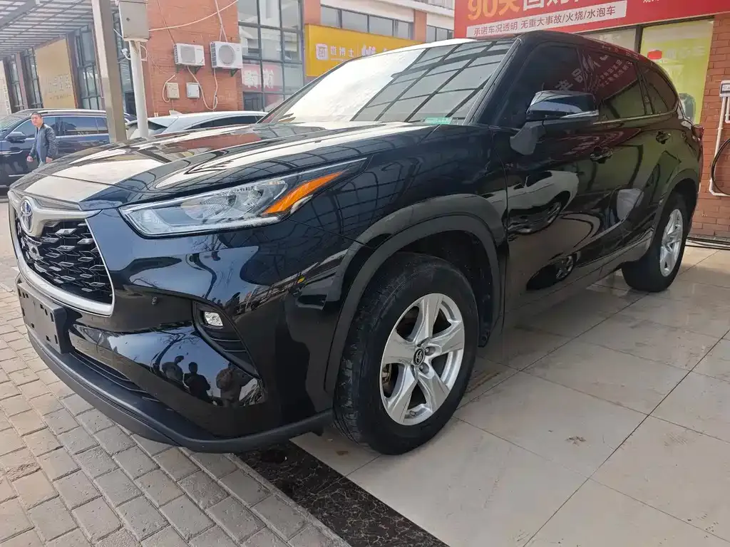 Toyota Highlander — фото 1