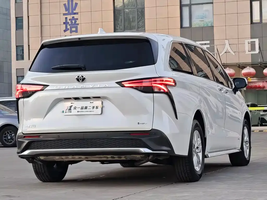 Toyota Granvia 2024 из CN, фото 2