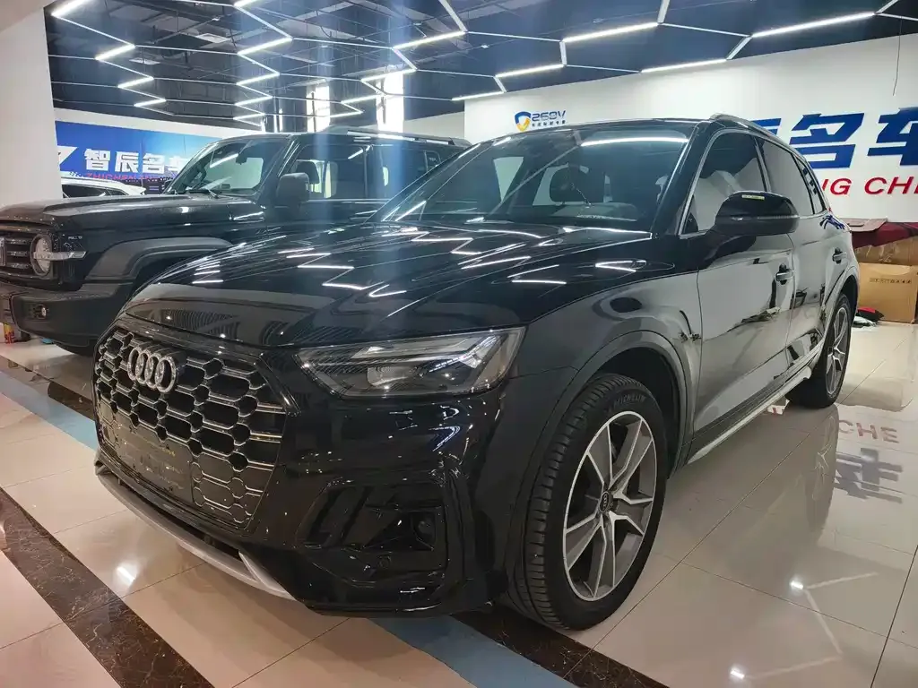 Audi Q5L — фото 1