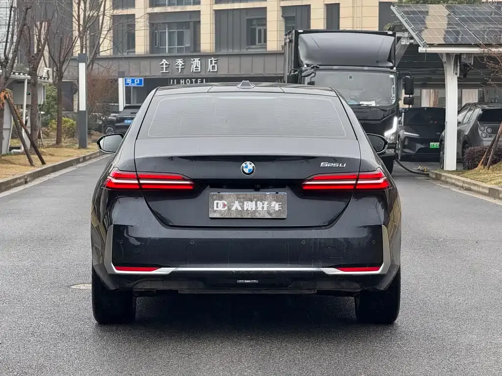 BMW 5 Series — фото 2