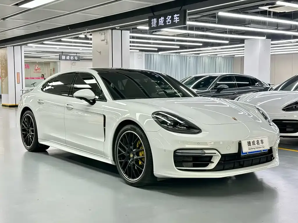 Porsche Panamera — фото 1
