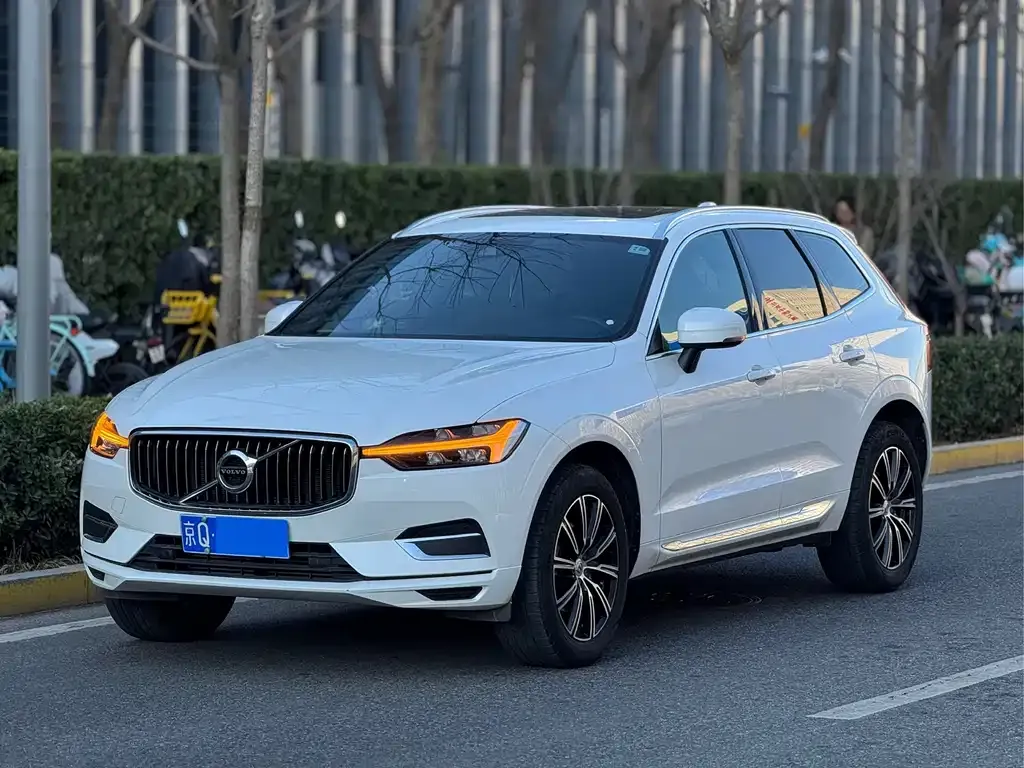 Volvo XC60 — фото 1