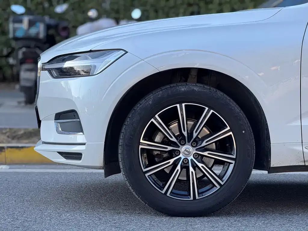 Volvo XC60 — фото 9