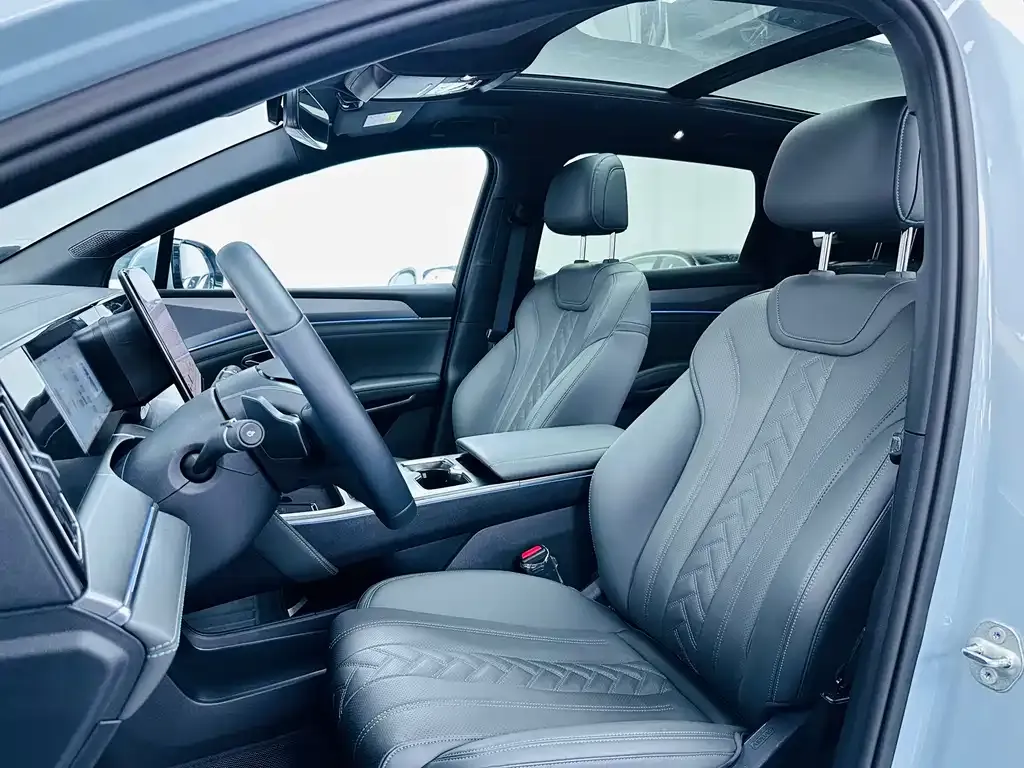 BYD L DM-i — фото 9