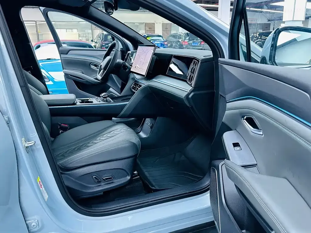 BYD L DM-i — фото 4