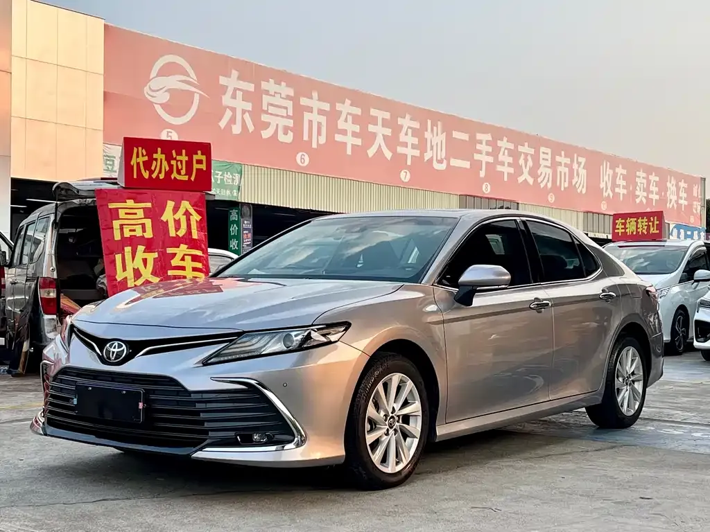 Toyota Camry — фото 1