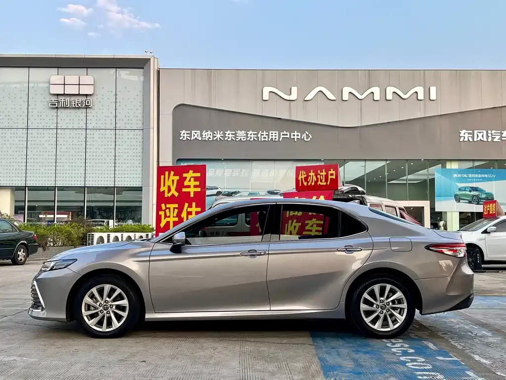 Toyota Camry — фото 3