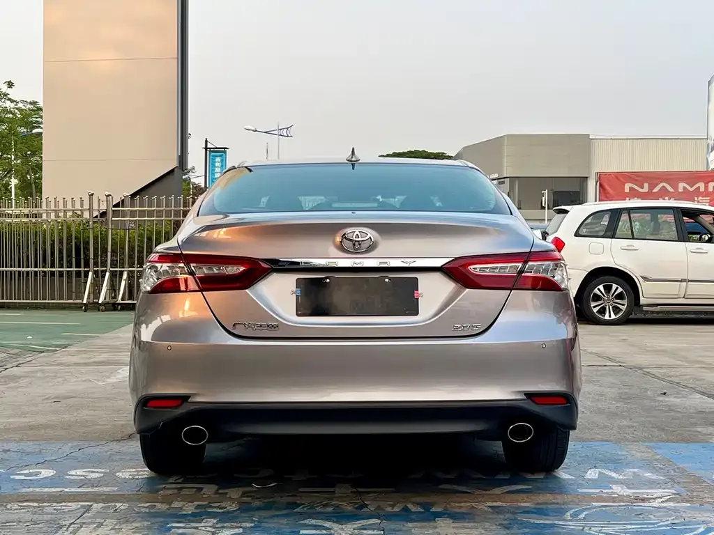 Toyota Camry — фото 5